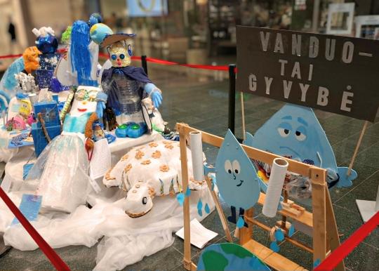 Jaunieji klaipėdiečiai priminė apie tvarumą: sukūrė išskirtinius vandens herojus